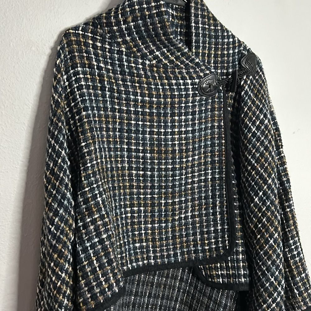 Jones New York Cape, side toggle closure. Blue, white and tan, women’s one size. - Picture 2 of 8